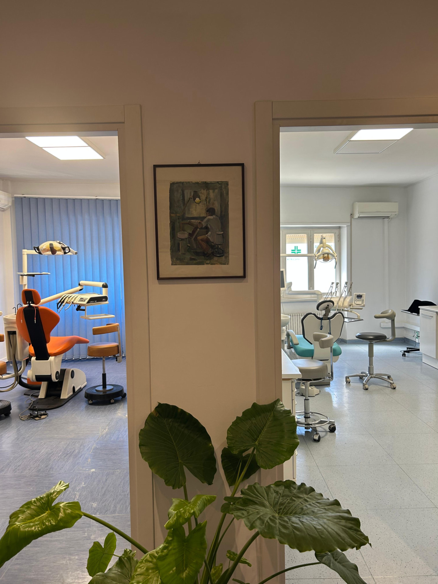 Ingresso dello studio con vista sui due studi dentistici